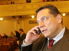 Předseda ČSSD Jiří Paroubek telefonuje v sále sněmovny.