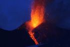 Etna opět bouří. Italská sopka chrlí lávu, erupce nabízí magický pohled