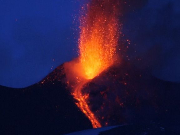 Etna se opět probudila, italská sopka chrlí lávu a popel