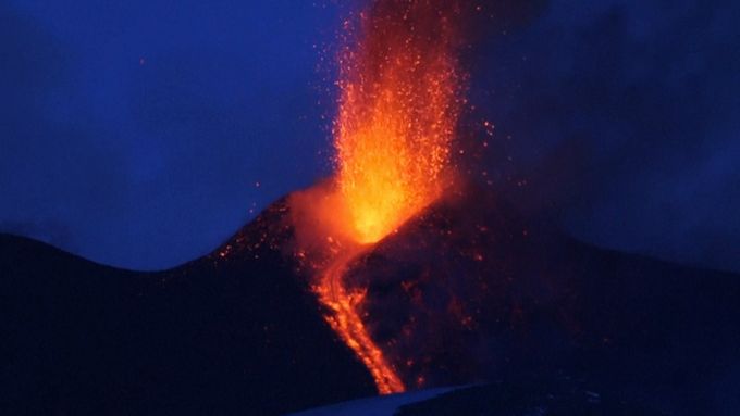 Etna se opět probudila, italská sopka chrlí lávu a popel