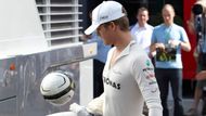 ...naopak Nico Rosberg přinesl Mercedesu v Číně premiérové vítězství v novodobé historii týmu F1. Pro Němce s finskými kořeny to byla také premiéra na nejvyšším stupínku.