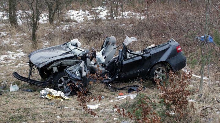 Při nehodě u Kostelce nad Černými lesy zemřeli dva lidé, v autě jela žena a tři děti