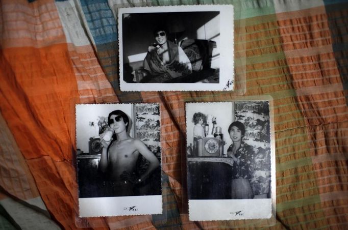 Old photographs of Xiao Cao, a 57-year-old gay man, are on display at his home in Shanghai April 22, 2012. China's gay community has long been on the edges of society but it is gradually becoming more accepted. Cao, who is an unemployed drag queen, is one whose life lifts the curtain on a less romanticised view of Chinese homosexuals. Living in an eight-square-metre apartment behind a public toilet and with a monthly income of 500 yuan ($79) from social insurance, he passes his days dancing in public and spending time with friends at gay clubs. Picture taken April 22, 2012. REUTERS/Aly Song (CHINA - Tags: SOCIETY) CHINA OUT. NO COMMERCIAL OR EDITORIAL SALES IN CHINA. ATTENTION EDITORS PICTURE 07 OF 28 OF PACKAGE 'GAY AND OUT IN CHINA' TO FIND ALL IMAGES SEARCH 'GAY OUT CHINA' Published: Čer. 1, 2012, 12:35 dop.