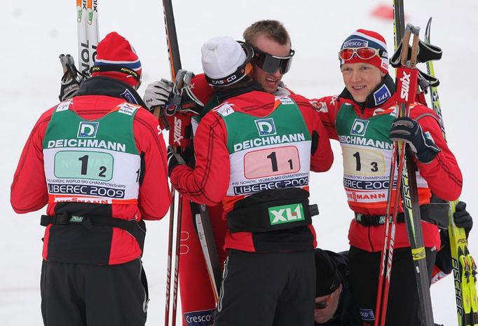 Hjelmeset, Rönning, Northug, Hofstad (zleva doprava). Čtyři norští běžci se radují z vítězství.