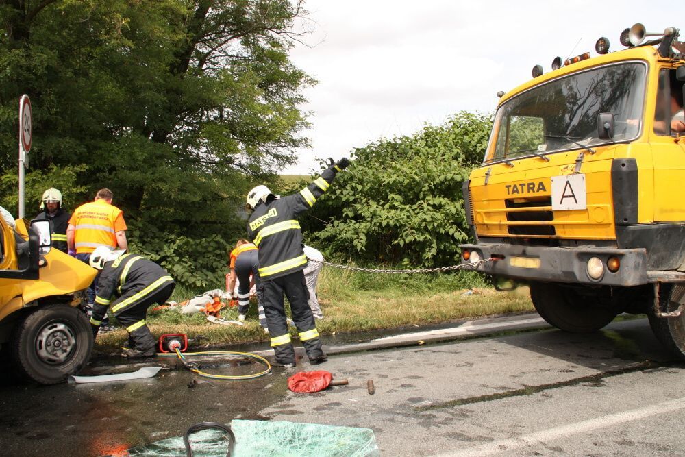 Hasiči vystřihávali řidiče dodávky, kterou srazil kamion