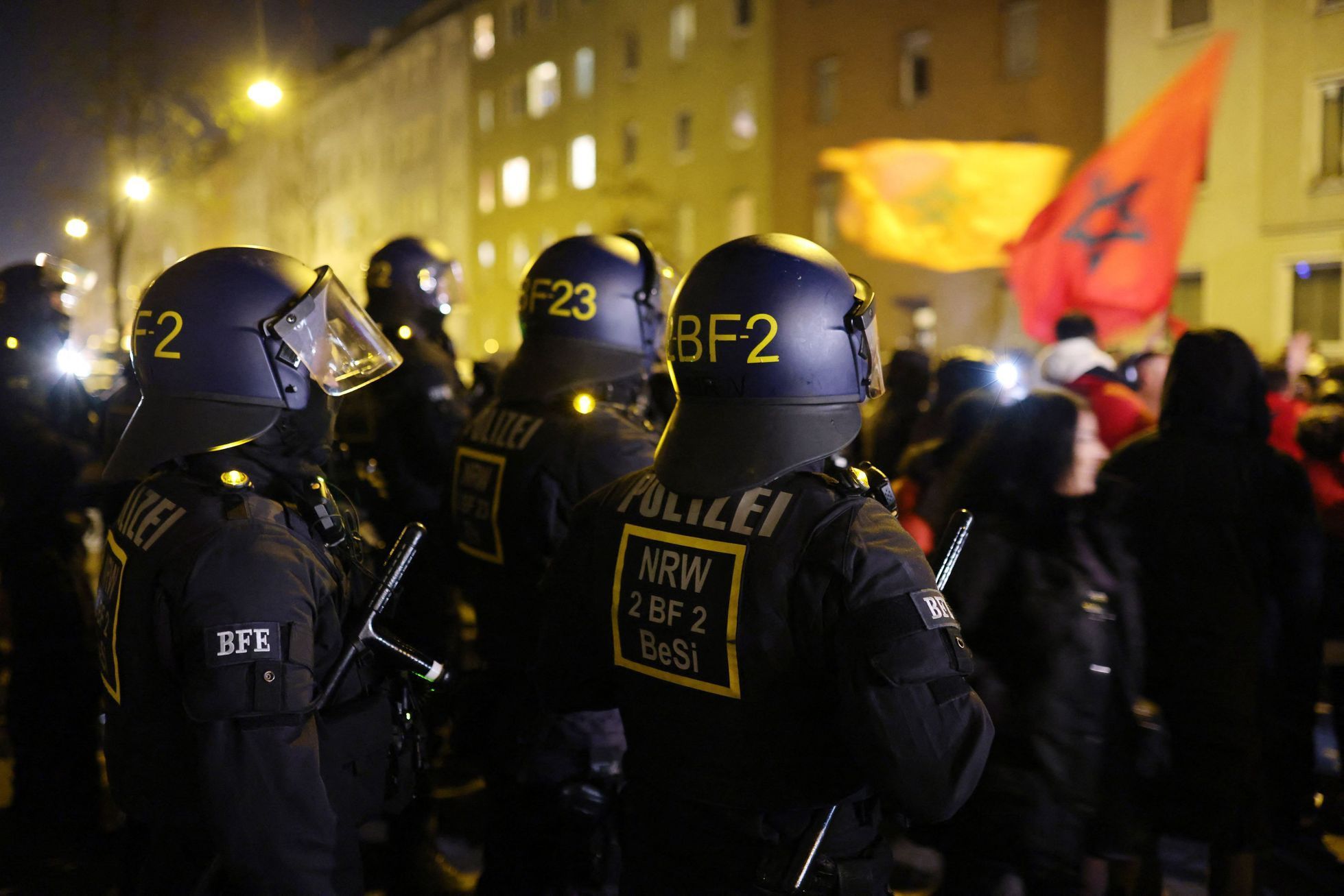 Policisté a maročtí fanoušci v ulicích Düsseldorfu po semifinále MS 2022 Francie - Maroko