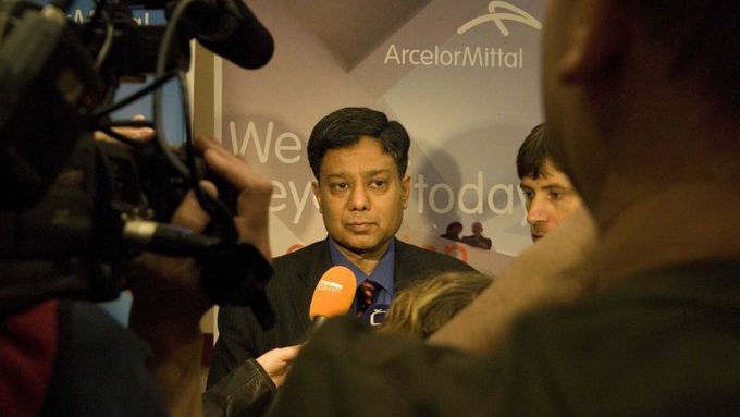 Nový šéf Arcelor Mittal Ostrava Sanjay Samaddar odpovídá novinářům na tiskové konferenci