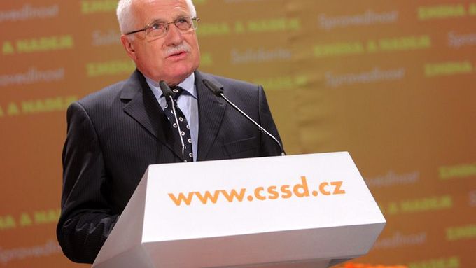 Poprvé. Prezident a zakladatel ODS Václav Klaus mluví na sjezdu sociální demokracie.