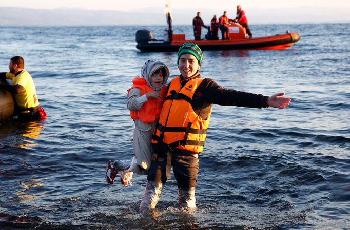 Afghánští uprchlíci krátce poté, co připluli k břehům řeckého ostrova Lesbos.