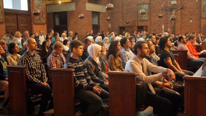 Obrazem: Křesťané s muslimy v katolickém chrámu. Společně proti terorismu