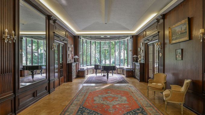 Žít jako diplomat. V Praze se prodává vila velvyslance, má sedm koupelen i tělocvičnu