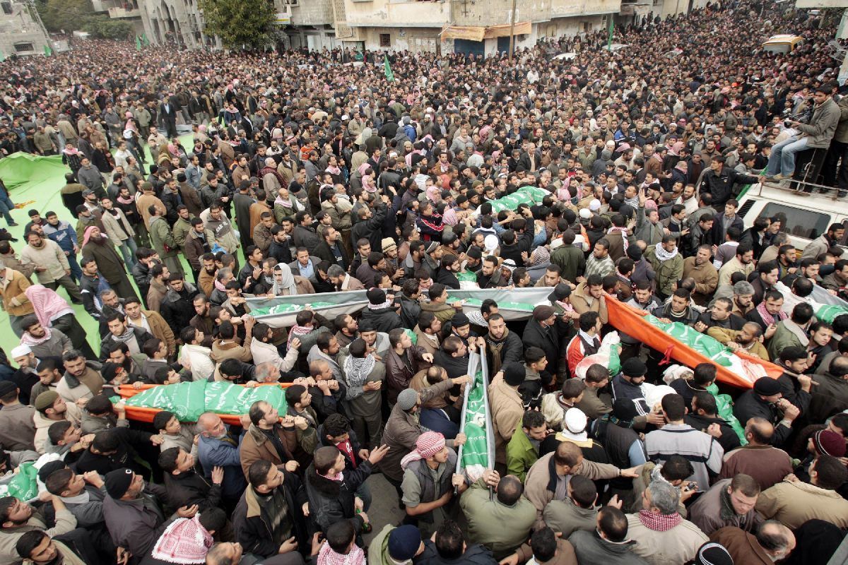 Pohřeb Nizara Rajána a jeho rodiny v Gaze