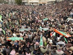 Pohřeb Nizara Rajána a jeho rodiny v Gaze