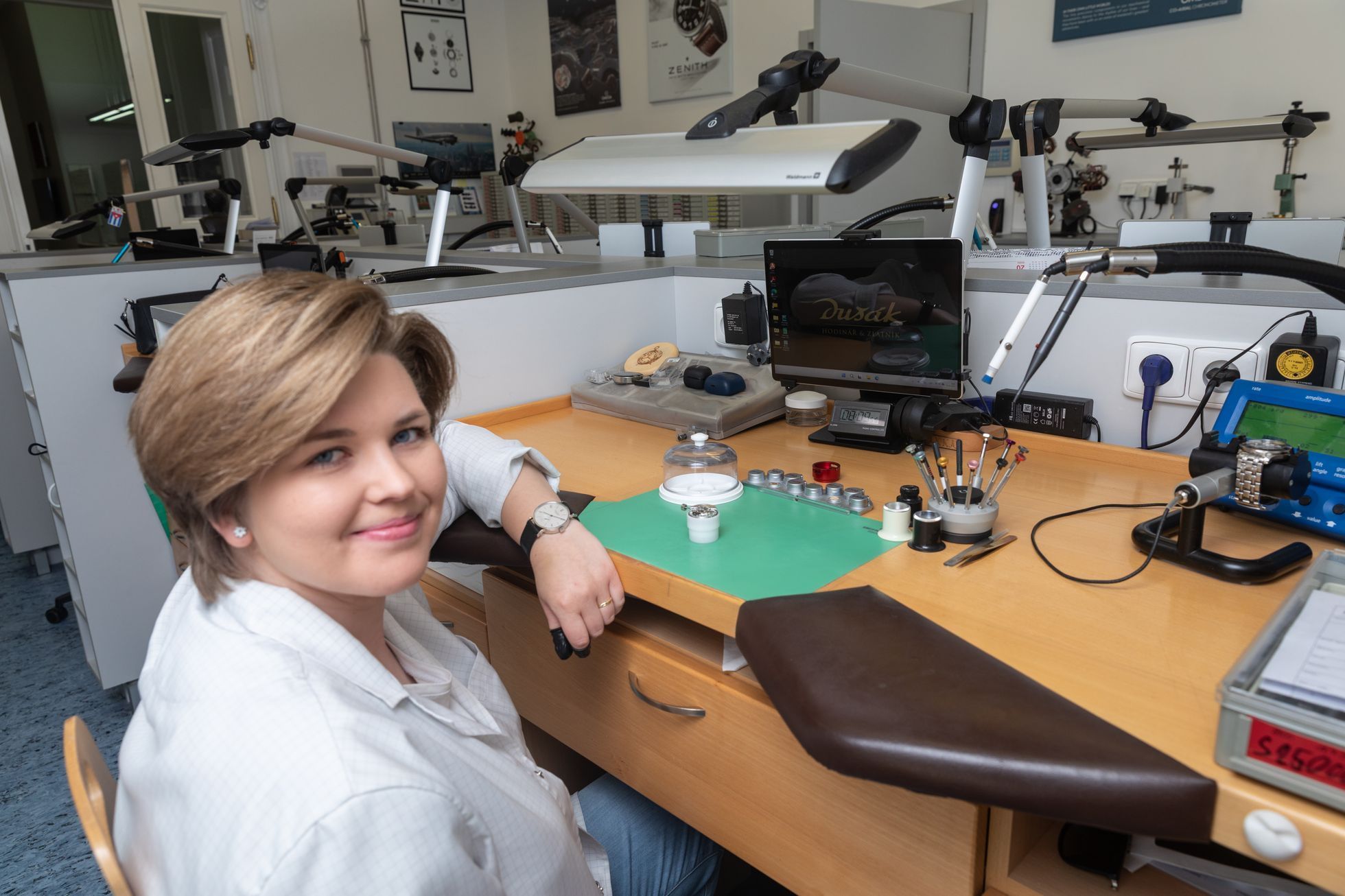 hodinky, hodinářka, řemeslo, ženy v mužských profesích