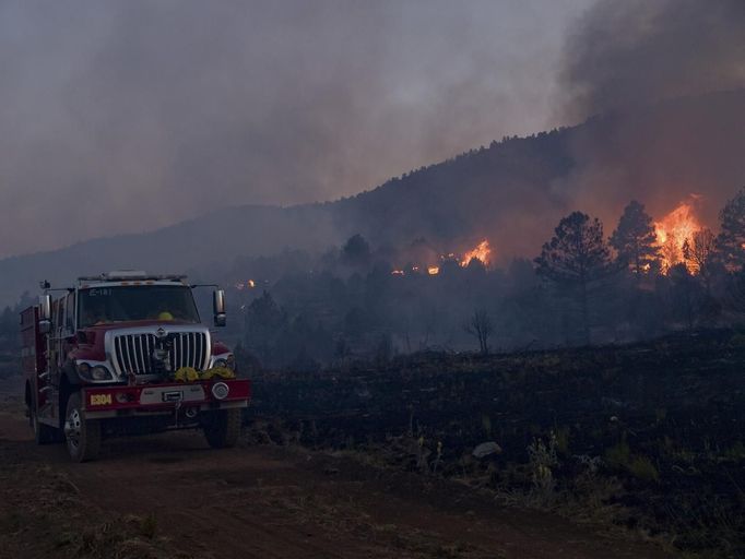 The Little Bear Fire burns in the Lincoln National Forest near Ruidoso, New Mexico, in this June 14, 2012 U.S. Forest Service handout photo. Some of the 2,500 people forced to evacuate their central New Mexico houses by wildfires raging near the resort village of Ruidoso began returning home this week with the help of National Guard troops, officials said. Photo taken June 14, 2012. REUTERS/Kari Greer/US Forest Service/Handout (UNITED STATES - Tags: DISASTER ENVIRONMENT) FOR EDITORIAL USE ONLY. NOT FOR SALE FOR MARKETING OR ADVERTISING CAMPAIGNS. THIS IMAGE HAS BEEN SUPPLIED BY A THIRD PARTY. IT IS DISTRIBUTED, EXACTLY AS RECEIVED BY REUTERS, AS A SERVICE TO CLIENTS Published: Čer. 17, 2012, 9:50 odp.