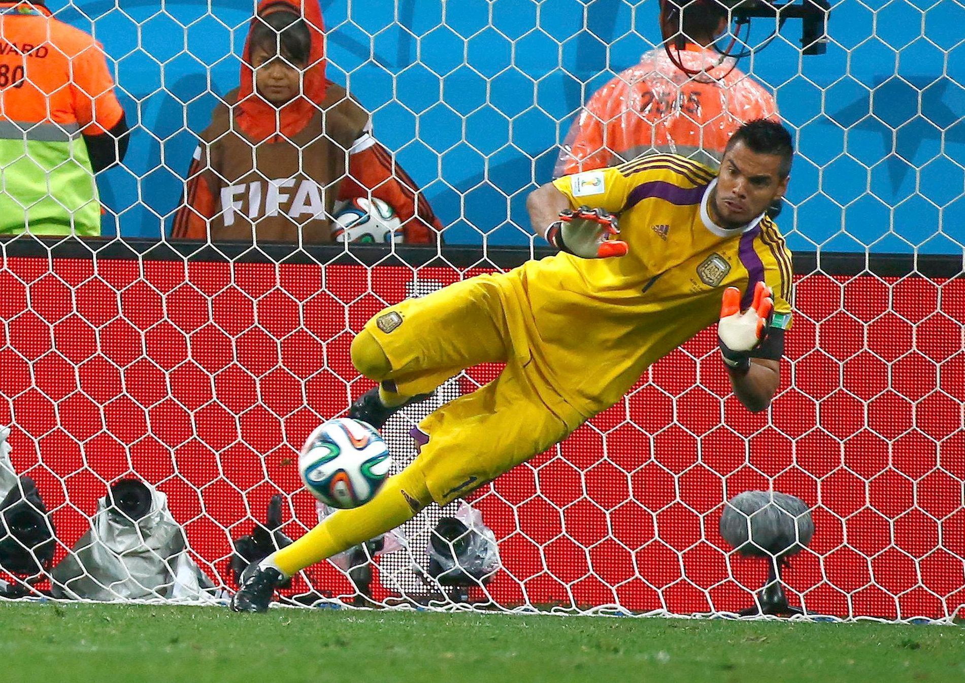 MS 2014, Argentina-Nizozemsko: Sergio Romero chytá penaltu Ronu Vlaarovi