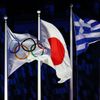 Slavnostní zakončení OH 2020 v Tokiu - olympijská, japonská a řecká vlajka