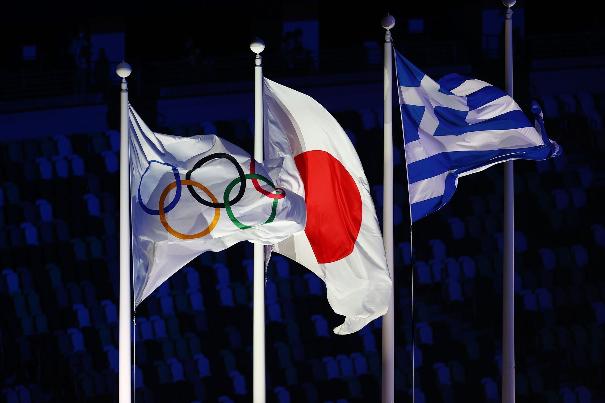 Slavnostní zakončení OH 2020 v Tokiu - olympijská, japonská a řecká vlajka