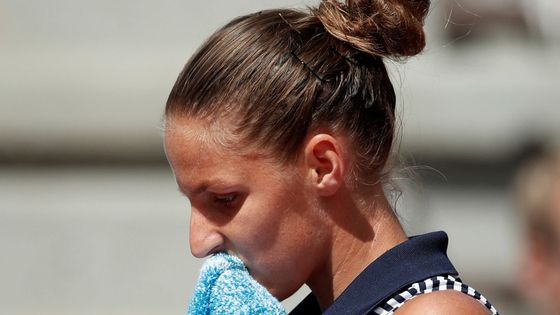 Karolína Plíšková je tři výhry od postu světové tenisové jedničky. Takhle si v neděli ve 3. kole French Open poradila s německou soupeřkou.