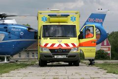 K nehodě u Prahy letěl vrtulník, zranilo se 5 lidí