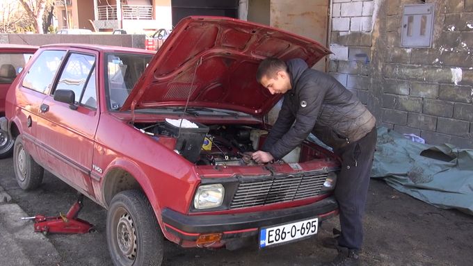 Nadšenec z Bosny opravuje jugoslávská auta z 80. let. Vozy Yuga se proslavila v USA
