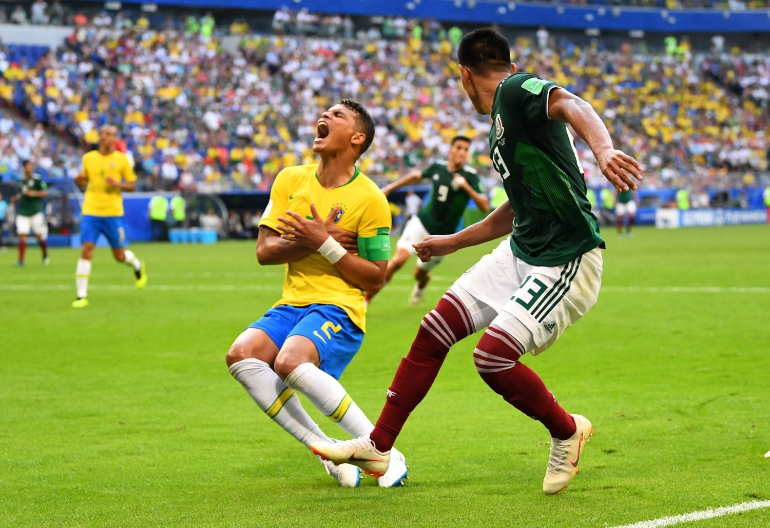 Tiago Silva  a Jesús Gallardo  v zápase Mexiko - Brazílie na MS 2018