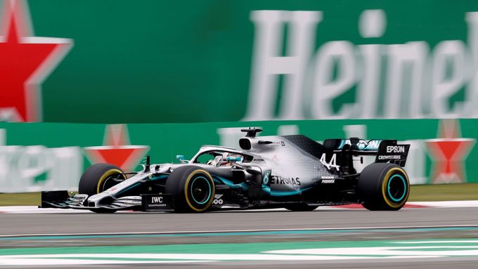 Lewis Hamilton v Mercedesu na trati Velké ceny Číny 2019