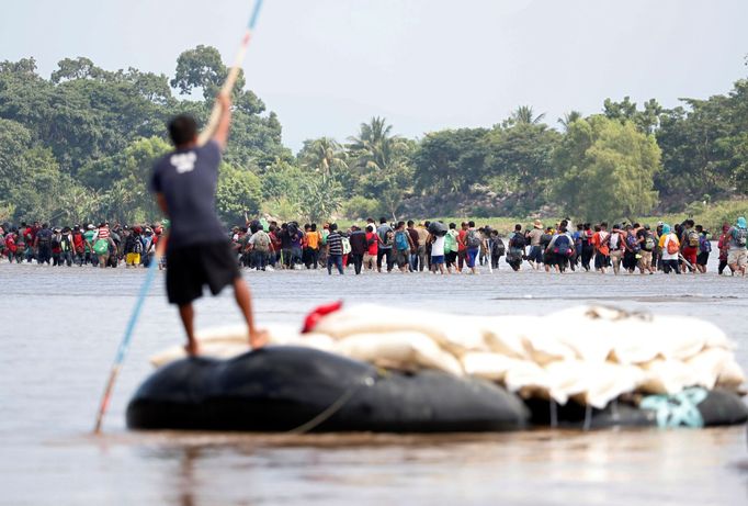 Karavana migrantů ze Střední Ameriky putuje do USA.