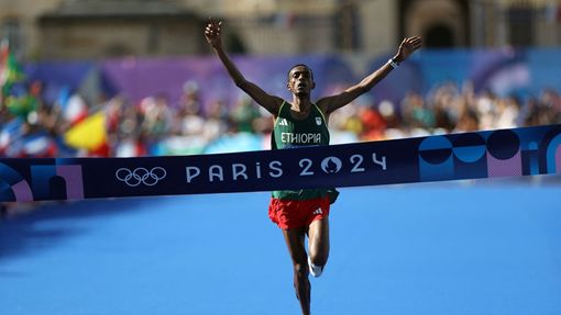 Tamirat Tola vítězí v olympijském maratonu v Paříži 2024.