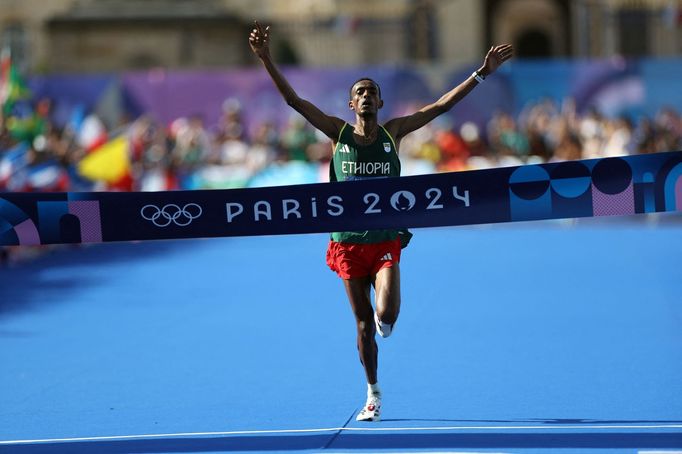 Tamirat Tola vítězí v olympijském maratonu v Paříži 2024.