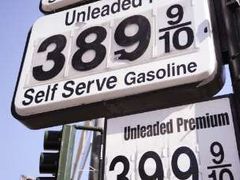 Cena benzínu se v USA blíží ke čtyřem dolarům za galon.