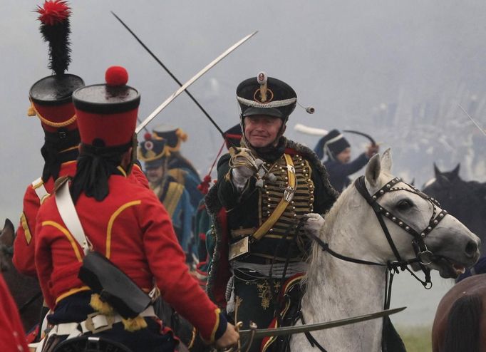 Participants in period costume re-enact the battle of Borodino during anniversary celebrations at the Borodino museum-reserve outside Moscow September 2, 2012. Russian President Vladimir Putin made a rousing call for unity among Russia's diverse ethnic and religious groups on Sunday as he led commemorations of a battle 200 years ago that led to the defeat of Napoleon Bonaparte. REUTERS/Sergei Karpukhin (RUSSIA - Tags: ANNIVERSARY POLITICS CONFLICT) Published: Zář. 2, 2012, 8:05 odp.