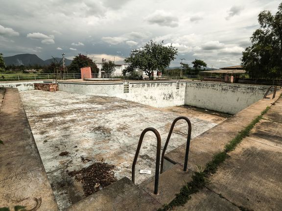 Dávno vypuštěný bazén v Alto Catumbele. Tady se Čechoslováci koupali.