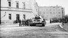 Řevnice, 6. května 1945. Příjezd kolony nákladních automobilů s příslušníky 1. pěšího pluku ROA na náměstí Victoria (dnes Krále Jiřího z Poděbrad).