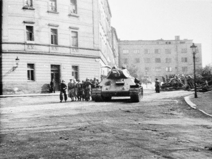 Řevnice, 6. května 1945. Příjezd kolony nákladních automobilů s příslušníky 1. pěšího pluku ROA na náměstí Victoria (dnes Krále Jiřího z Poděbrad).