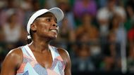 Naopak s losem o mnoho těžším si neporadila nejlepší Američanka současného žebříčku, světová pětka Venus Williamsovou. Ta neuhrála ani sadu proti skvělé Švýcarce Belindě Bencicové, která se vrací po zranění.