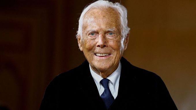 Úspěšný módní návrhář Giorgio Armani, který zemřel minulý týden ve věku 91 let, svěřil hlasovací práva ve firmě některým ze svých blízkých.