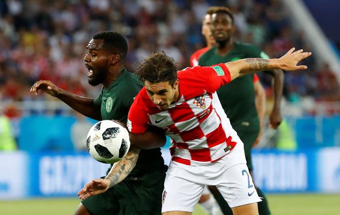 Šime Vrsaljko a Brian Idowu v zápase Chorvatsko - Nigérie