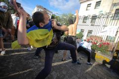 Rusko pobouřil útok demonstrantů na ambasádu v Kyjevě