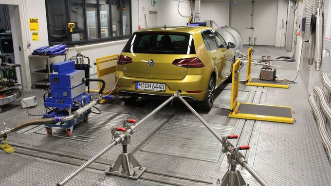 VW Golf při měření emisí.
