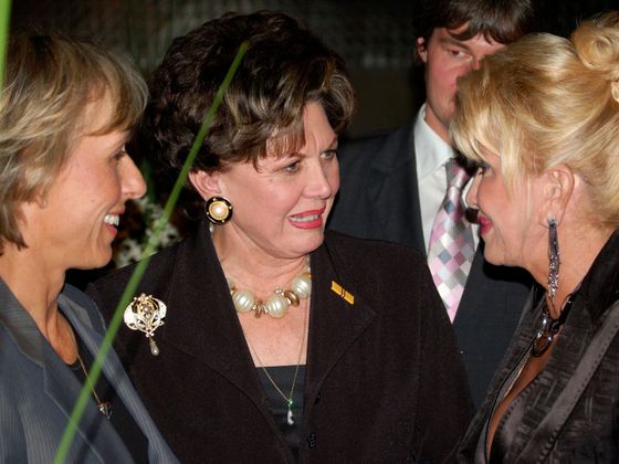 Ája Vrzáňová na slavnostním večeru, který pro ni uspořádaly američtí krasobruslaři. Vlevo Martina Navrátilová, vpravo Ivana Trumpová.