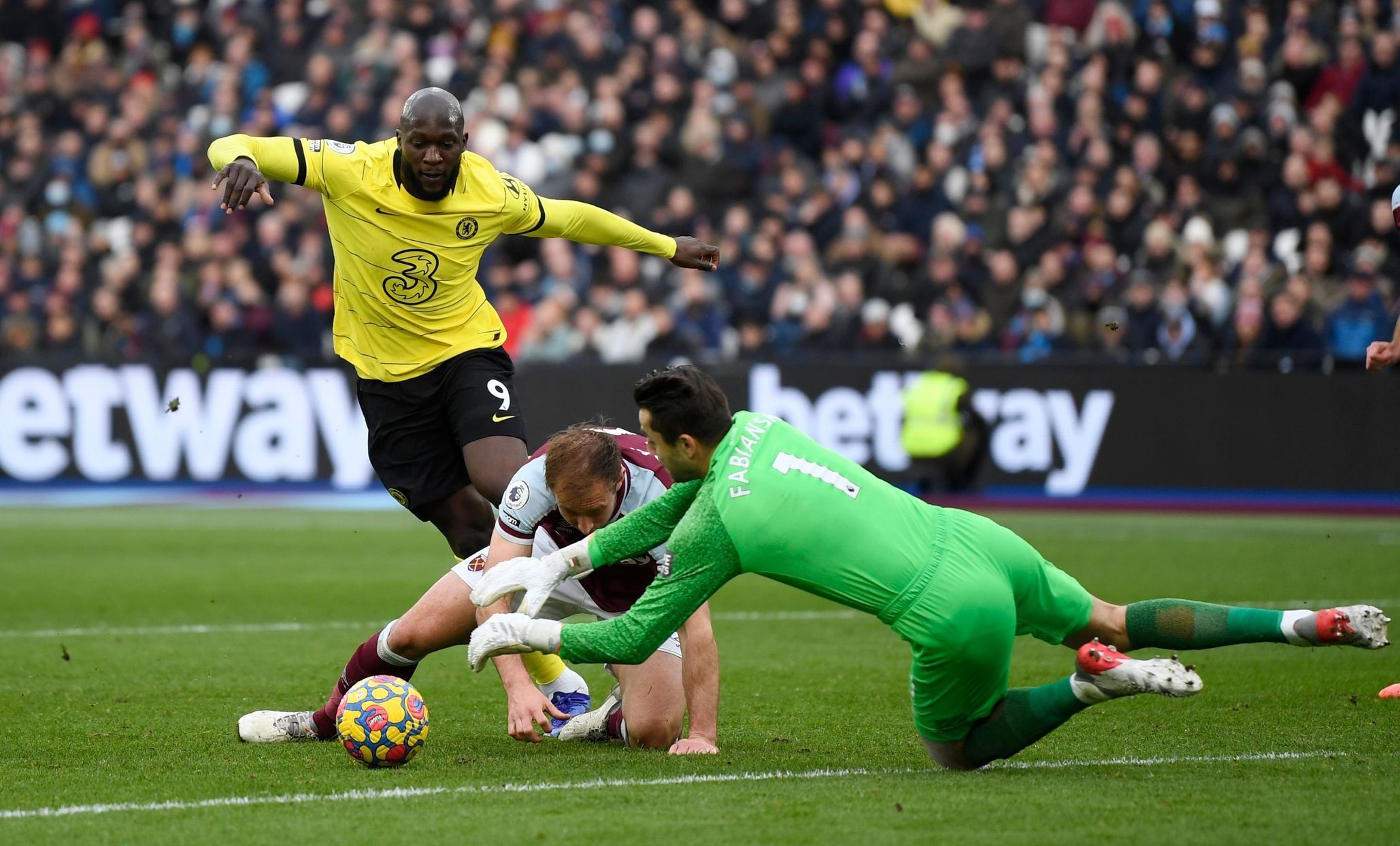 fotbal, anglická liga 2021/2022, Premier League - West Ham United v Chelsea, Romelu Lukaku, Craig Dawson, Lukasz Fabianski