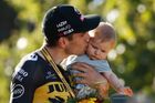Wout van Aert se synem Georgesem po vítězství v poslední etapě Tour de France 2021