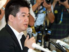 Takafumi Horie, dosud úspěšný japonský podnikatel, teď musí dokázat, že jeho obchody se pohybovaly v mezích zákona