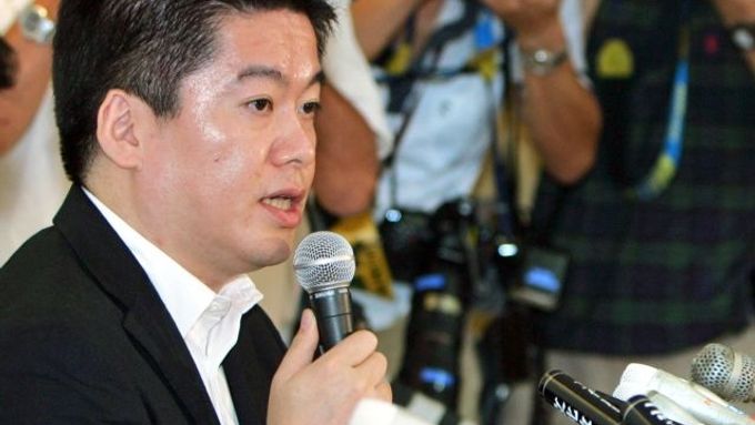 Takafumi Horie, dosud úspěšný japonský podnikatel, teď musí dokázat, že jeho obchody se pohybovaly v mezích zákona