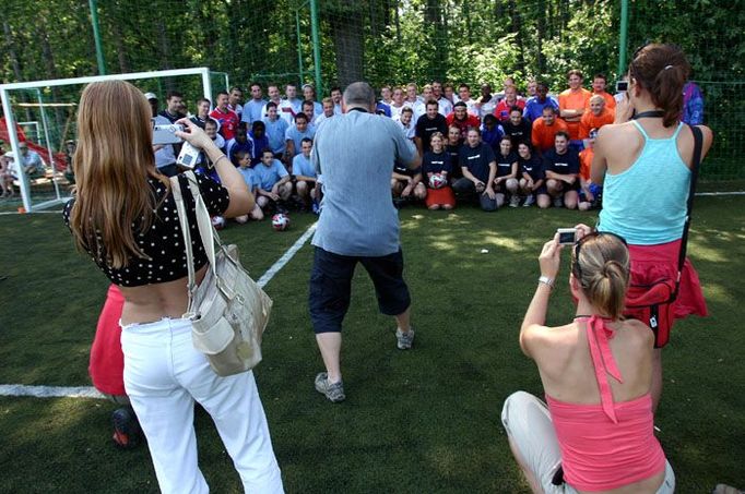 Osm bylo i týmů v turnaji. Před začátkem se všichni hráči společně vyfotografovali.