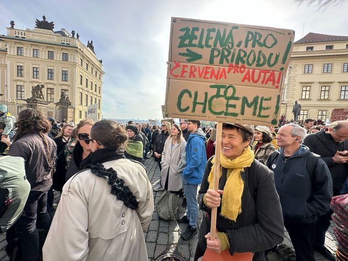 Demonstrace proti Petru Macinkovi jako možnému ministru životního prostředí na Hradčanském náměstí.