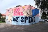 Na Jižním Městě leží také druhá kontrastní grafika od Pasty Onera ("Bůh šetří/zachraňuje, my utrácíme").