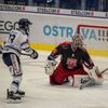 13. kolo hokejové Tipsport extraligy, Vítkovice - Hradec Králové: Ondřej Roman proměňuje nájezd proti Marku Mazancovi