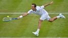 Český tenista Radek Štěpánek dobíhá míček během utkání s Ukrajincem Sergejem Stachovskym v 1. kole Wimbledonu 2012.